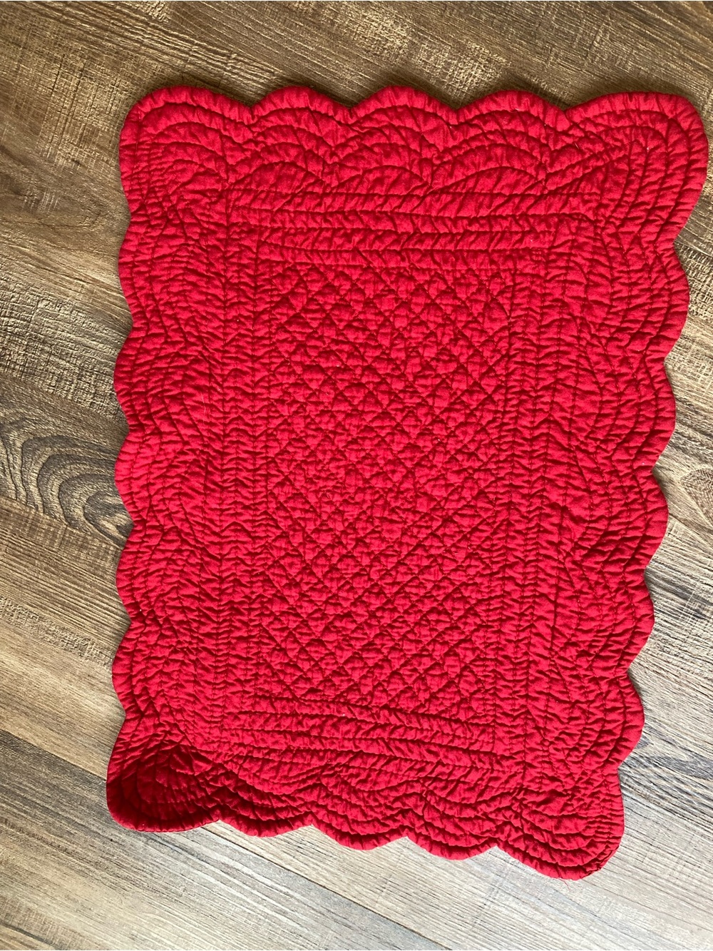 Scalloped Quilted Placemat in Red - Home Kitchen Holiday Set of 4